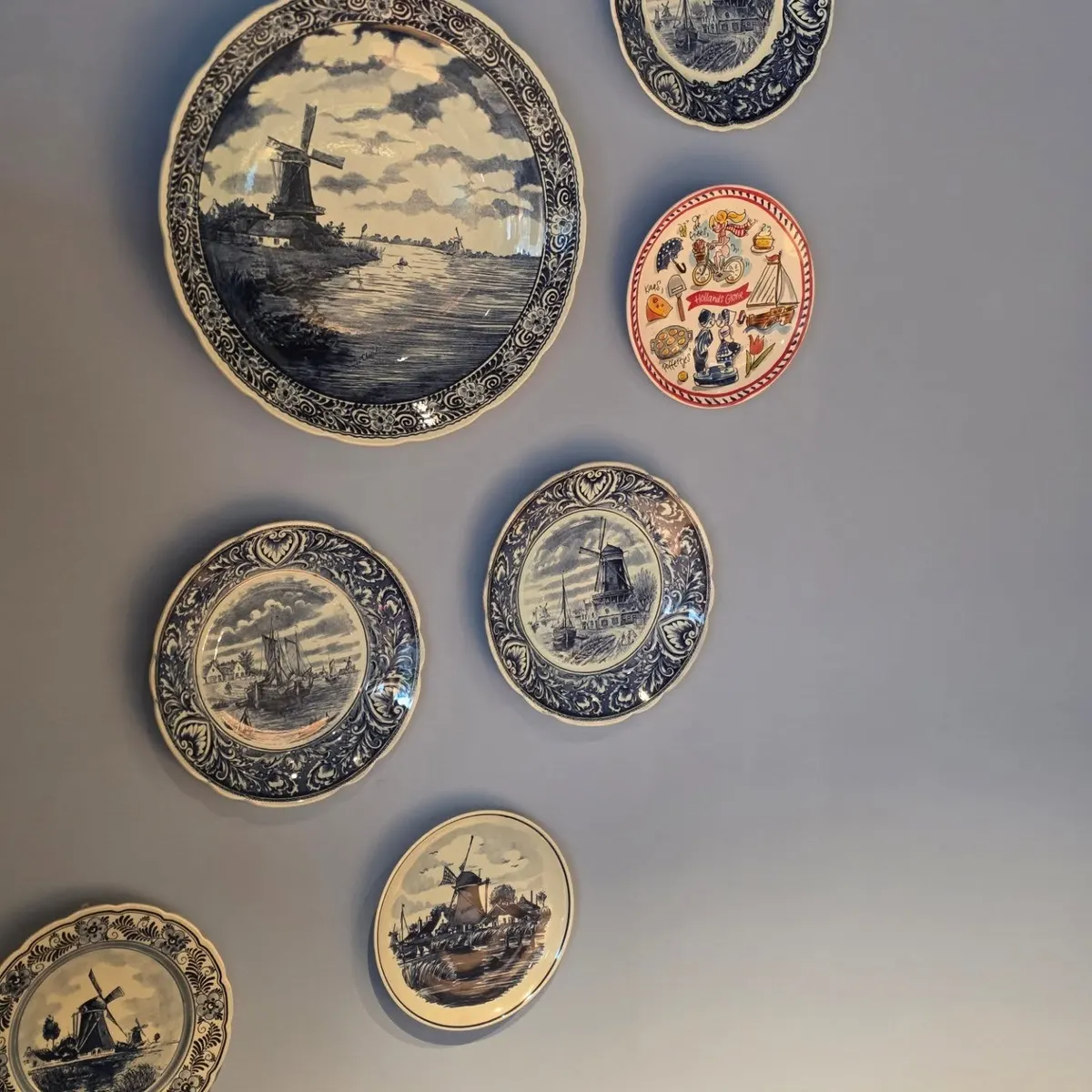Delfter Teller mit Windmühlen-Motiven an der Wand im Café