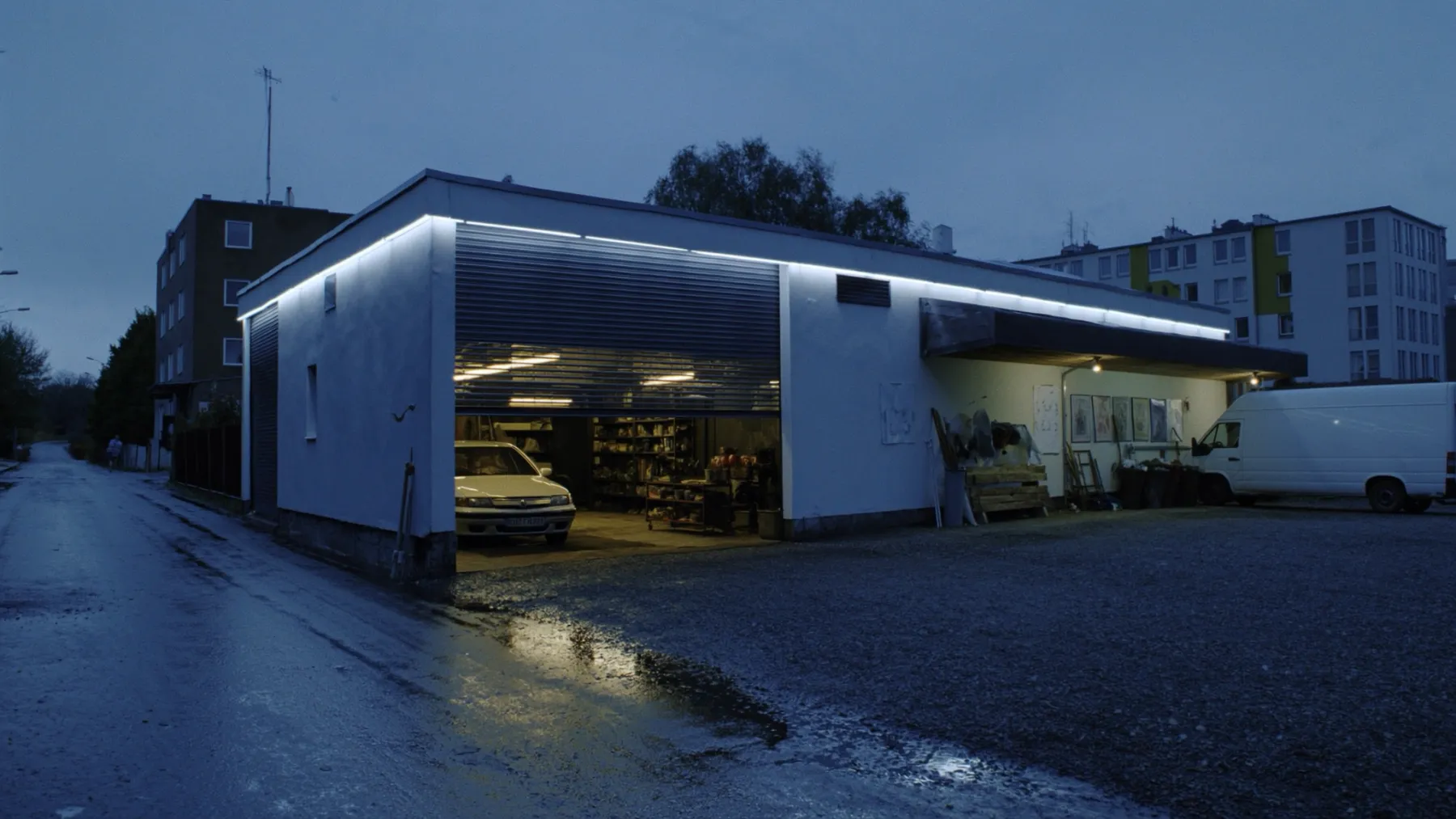 Werkstatt am Abend mit geöffnetem Hallentor