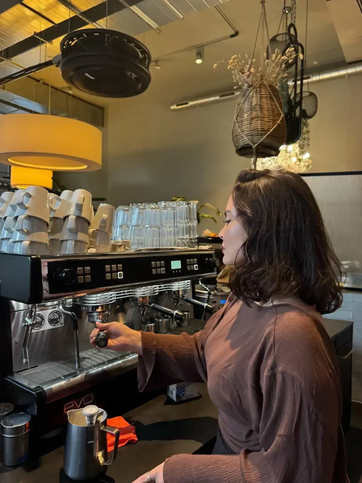 Barista zieht einen Espresso an der Siebträgermaschine bei Flayva