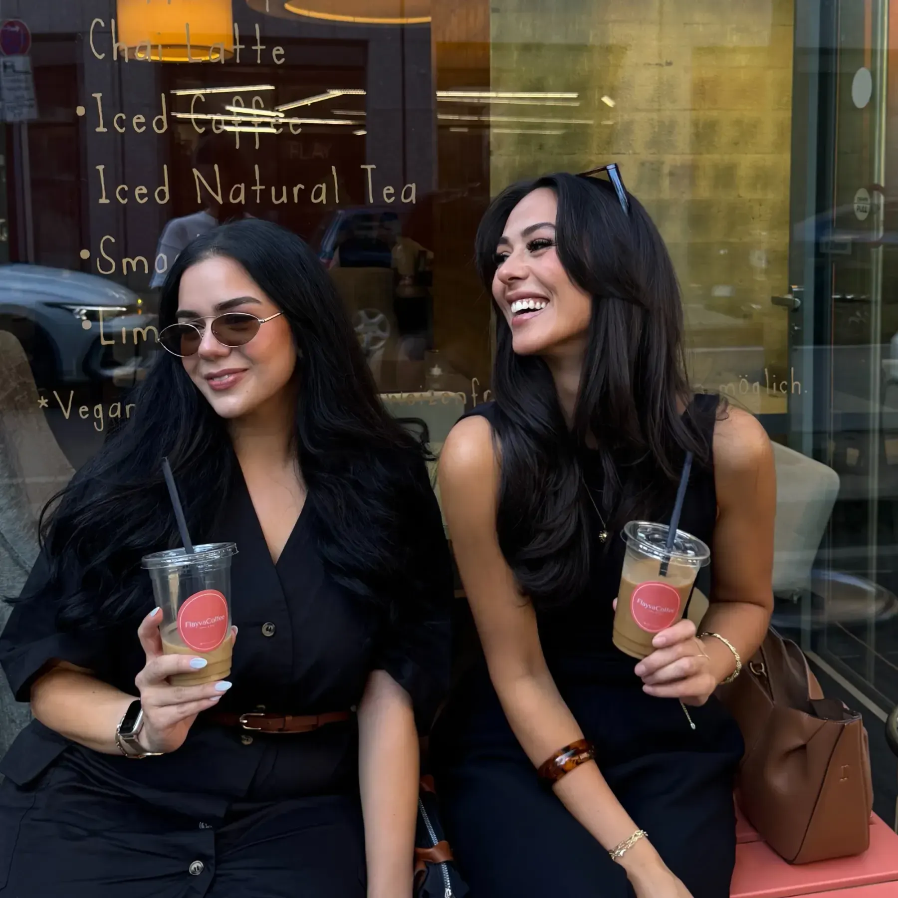 Gäste mit Eiskaffee vor dem Schaufenster von Flayva Coffee an der Hansastraße