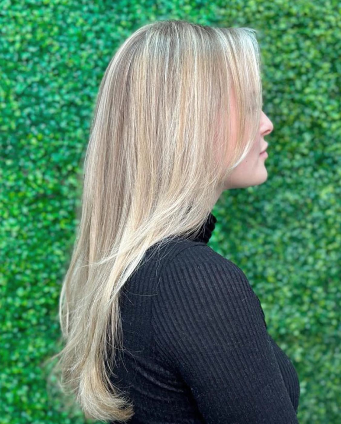 Blonde Balayage vor der grünen Wand — Hair Flair X Dortmund