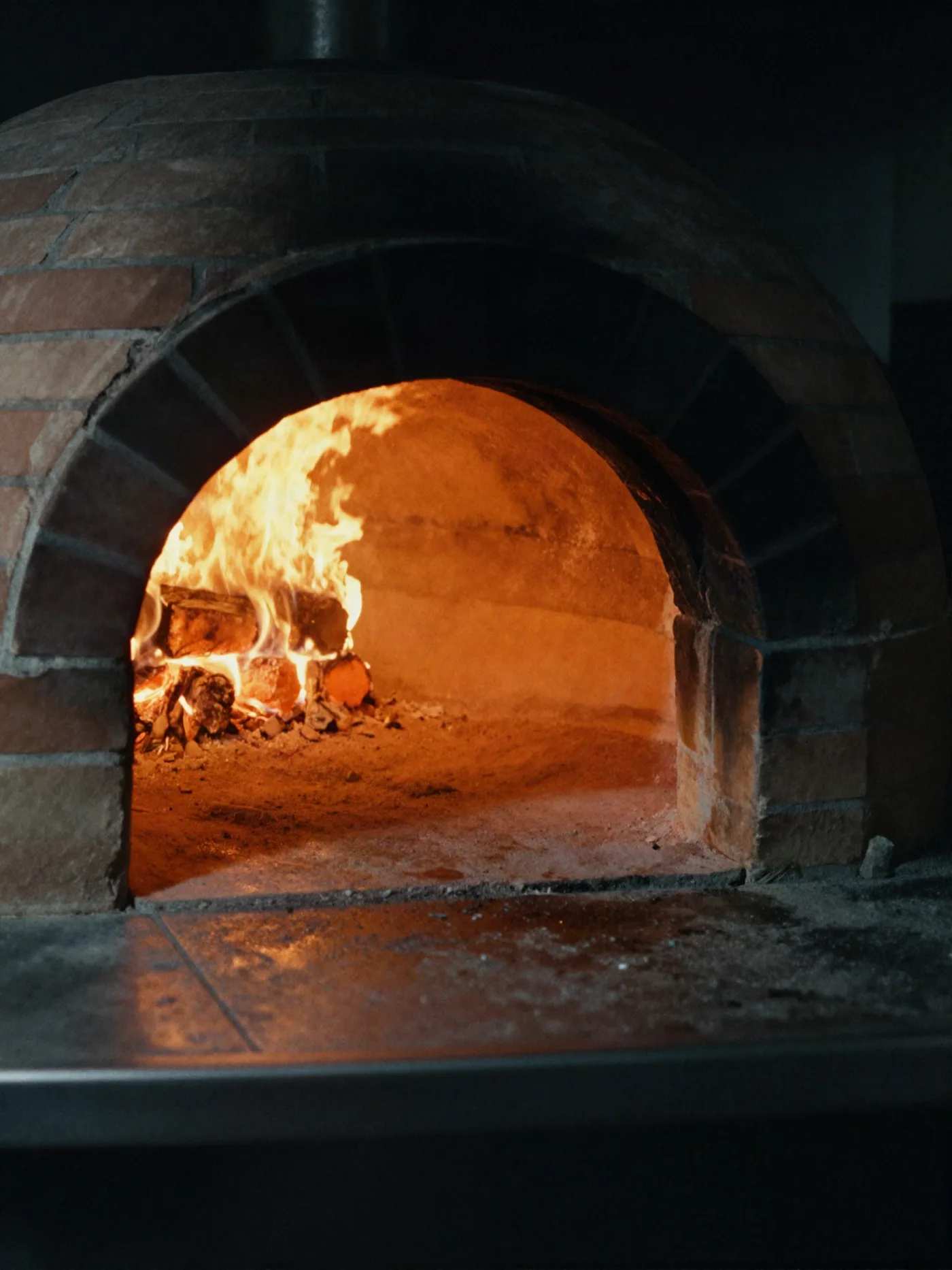 Holzofen mit offener Flamme und Glut
